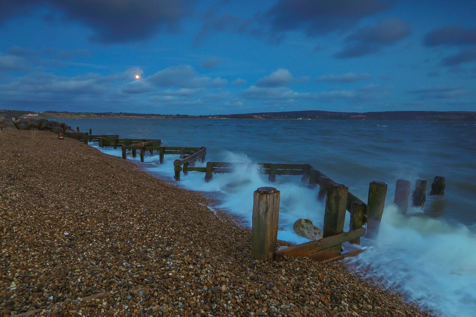 Canon EF 16-35mm F2.8L II USM sample photo. Ocean, breakwaters, month photography