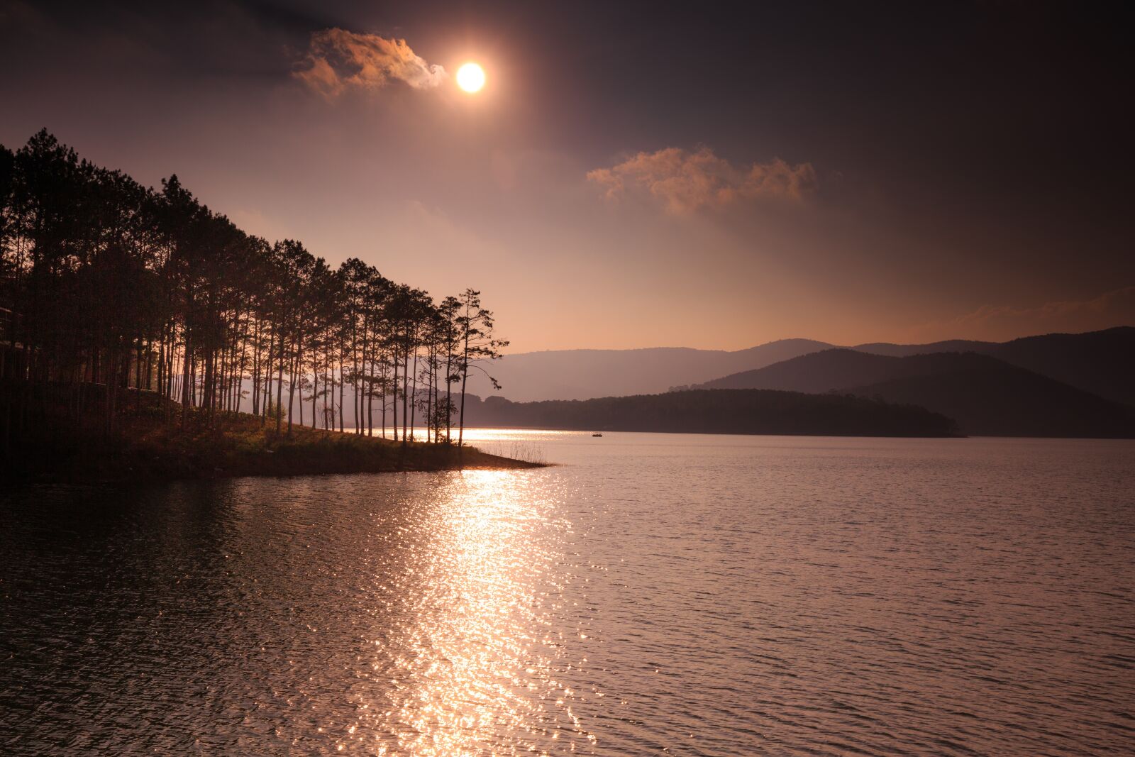 Canon EF 16-35mm F4L IS USM sample photo. Lake, sunset, dawn photography