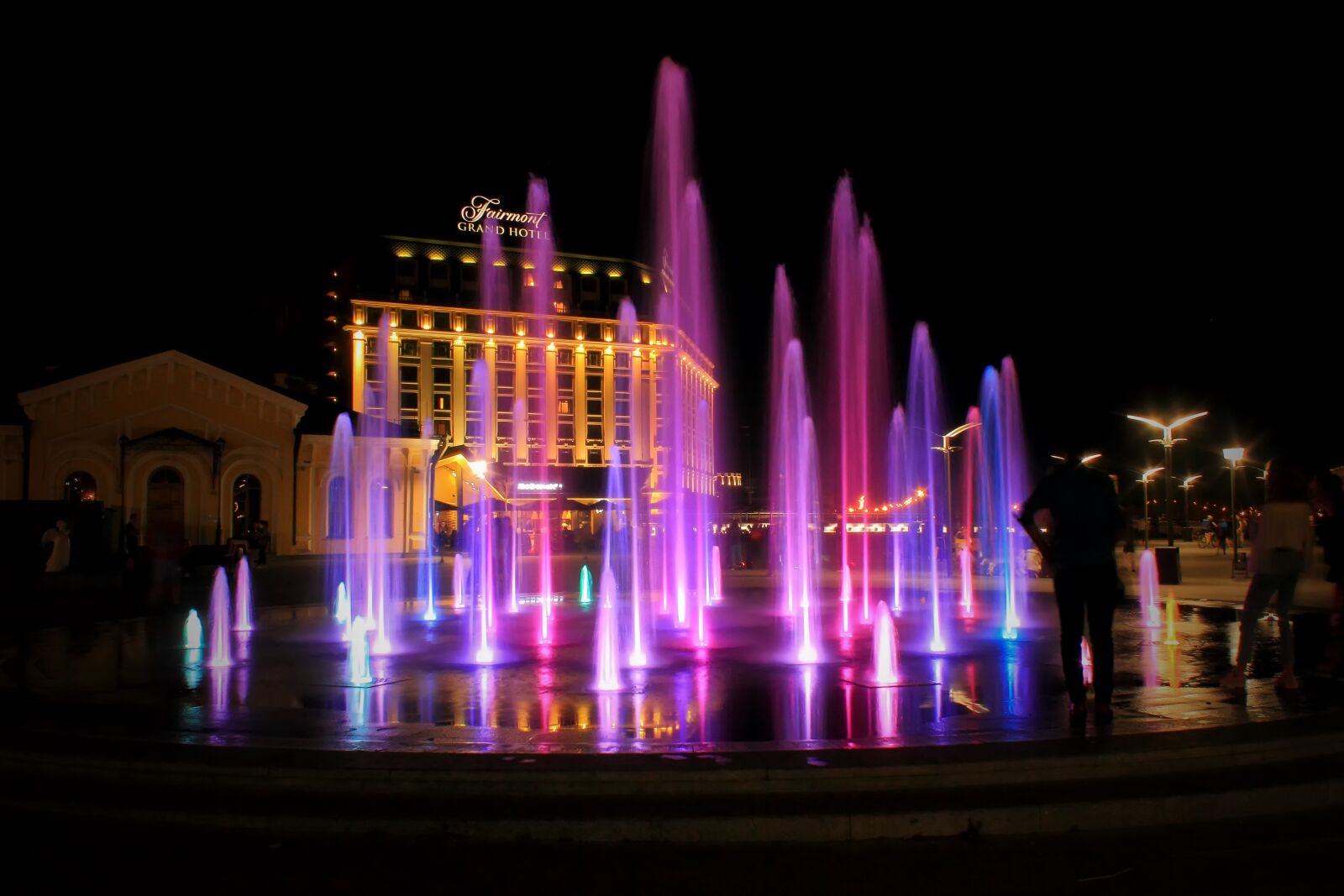 Canon EOS 550D (EOS Rebel T2i / EOS Kiss X4) sample photo. Lit, evening, megalopolis photography