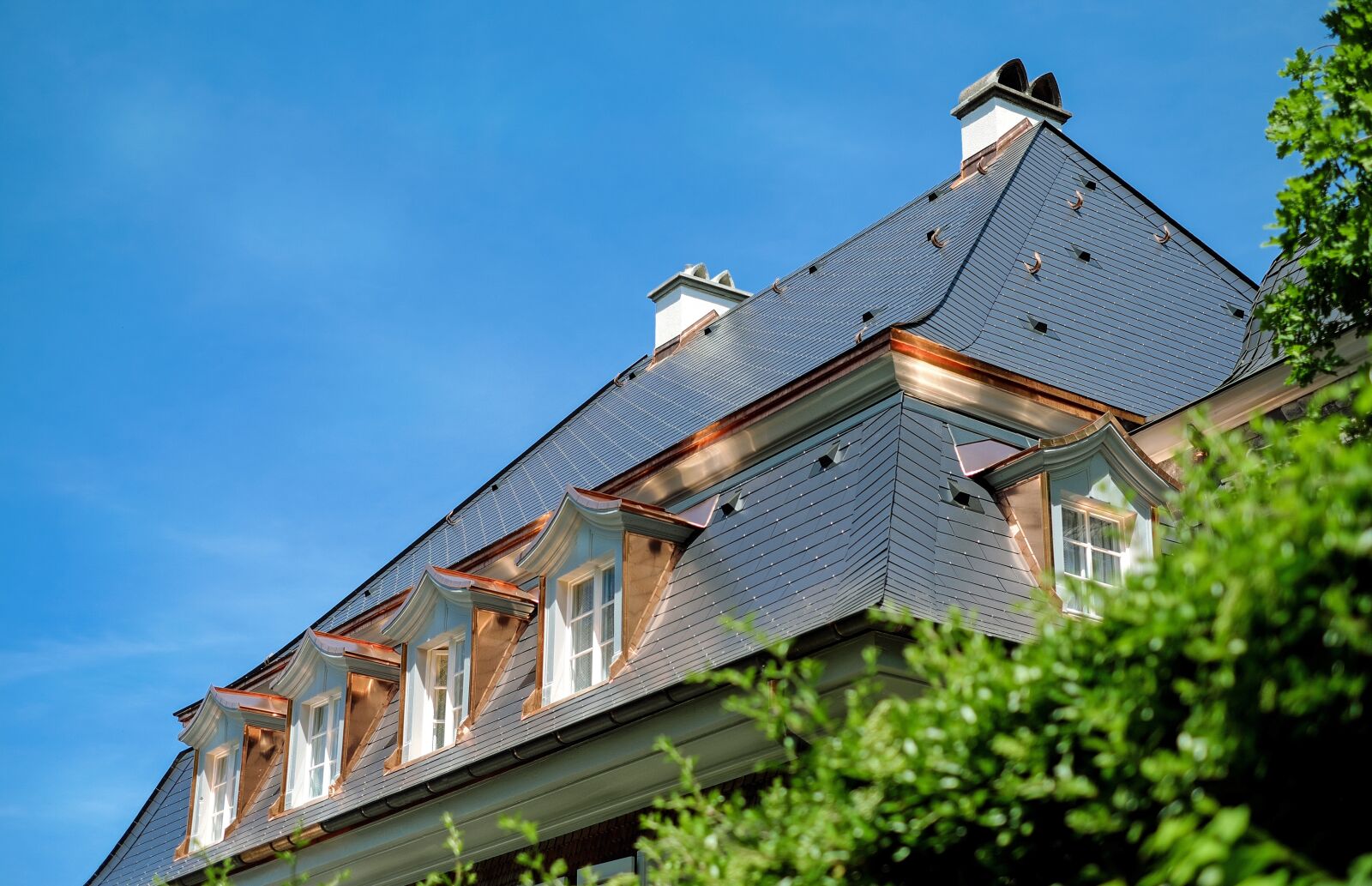 Fujifilm X-T10 + Fujifilm XF 35mm F1.4 R sample photo. Roof, slate roof, house photography