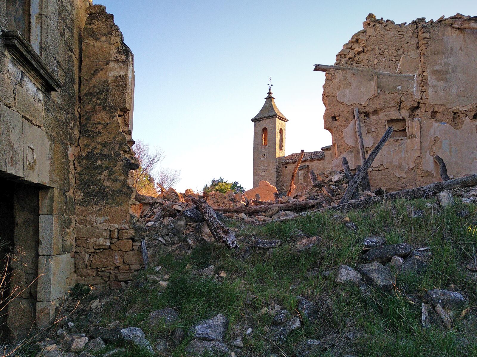Xiaomi Mi A2 Lite sample photo. People, abandoned, ruins photography