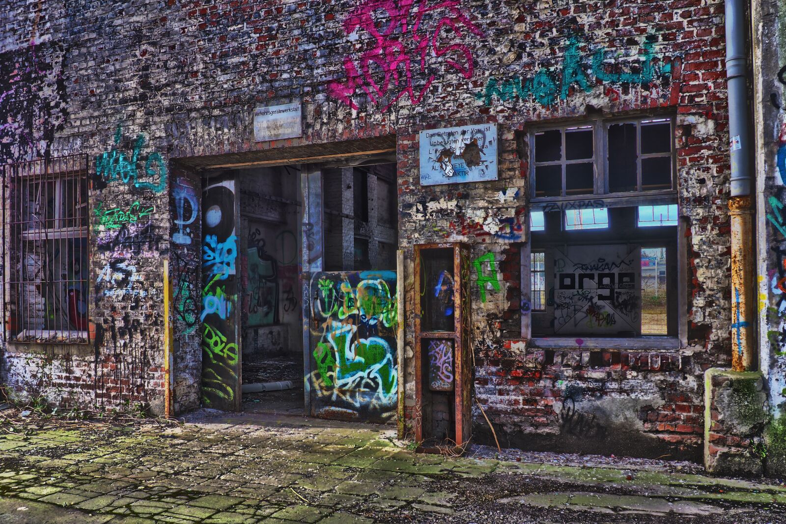 Olympus OM-D E-M10 sample photo. Graffiti, abandoned, architecture photography