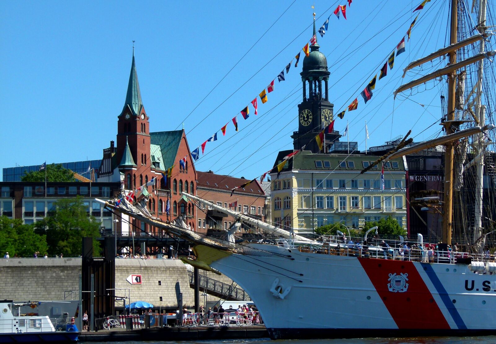 Panasonic Lumix DMC-FZ100 sample photo. Michel, hamburg, port photography