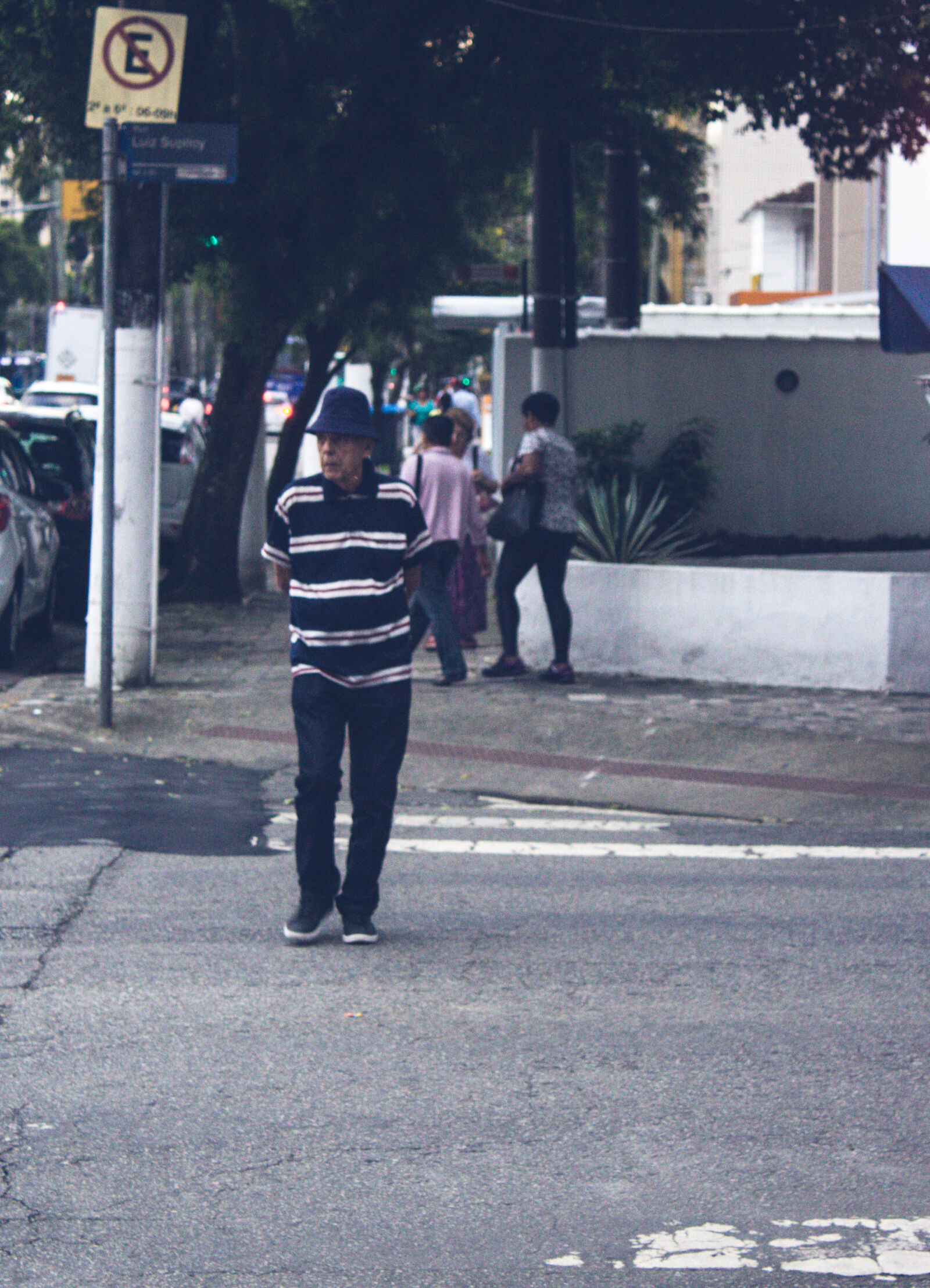 Canon EOS 1200D (EOS Rebel T5 / EOS Kiss X70 / EOS Hi) sample photo. Daylight, donwtown, picture, signs photography