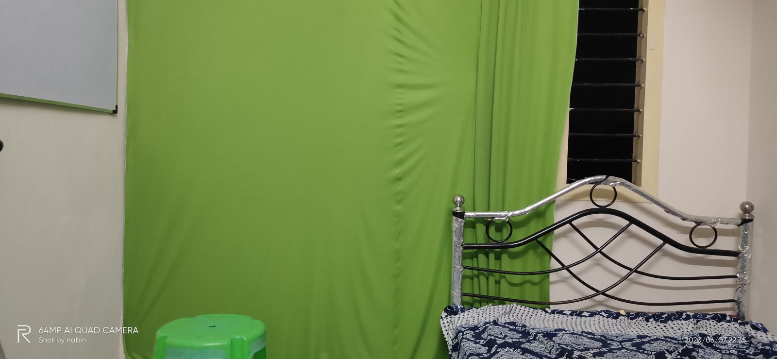 Realme XT sample photo. Green screen wall, room photography