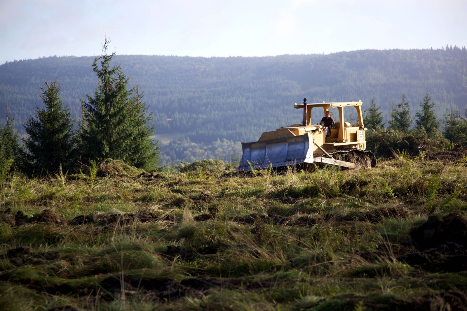 Canon EOS 5D Mark II sample photo. Bulldozer, loosens, ground photography