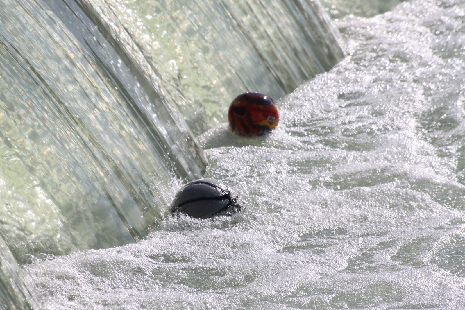 Canon EOS 500D (EOS Rebel T1i / EOS Kiss X3) sample photo. Balloons, dam, whirlpool photography