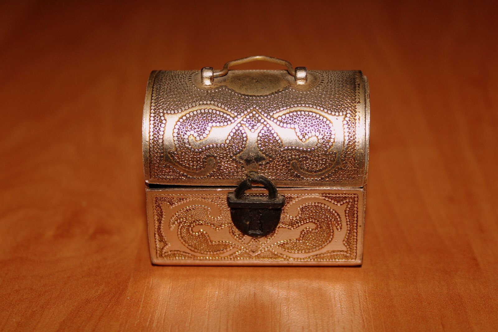 Canon EOS 1200D (EOS Rebel T5 / EOS Kiss X70 / EOS Hi) sample photo. Casket, coffer, old photography