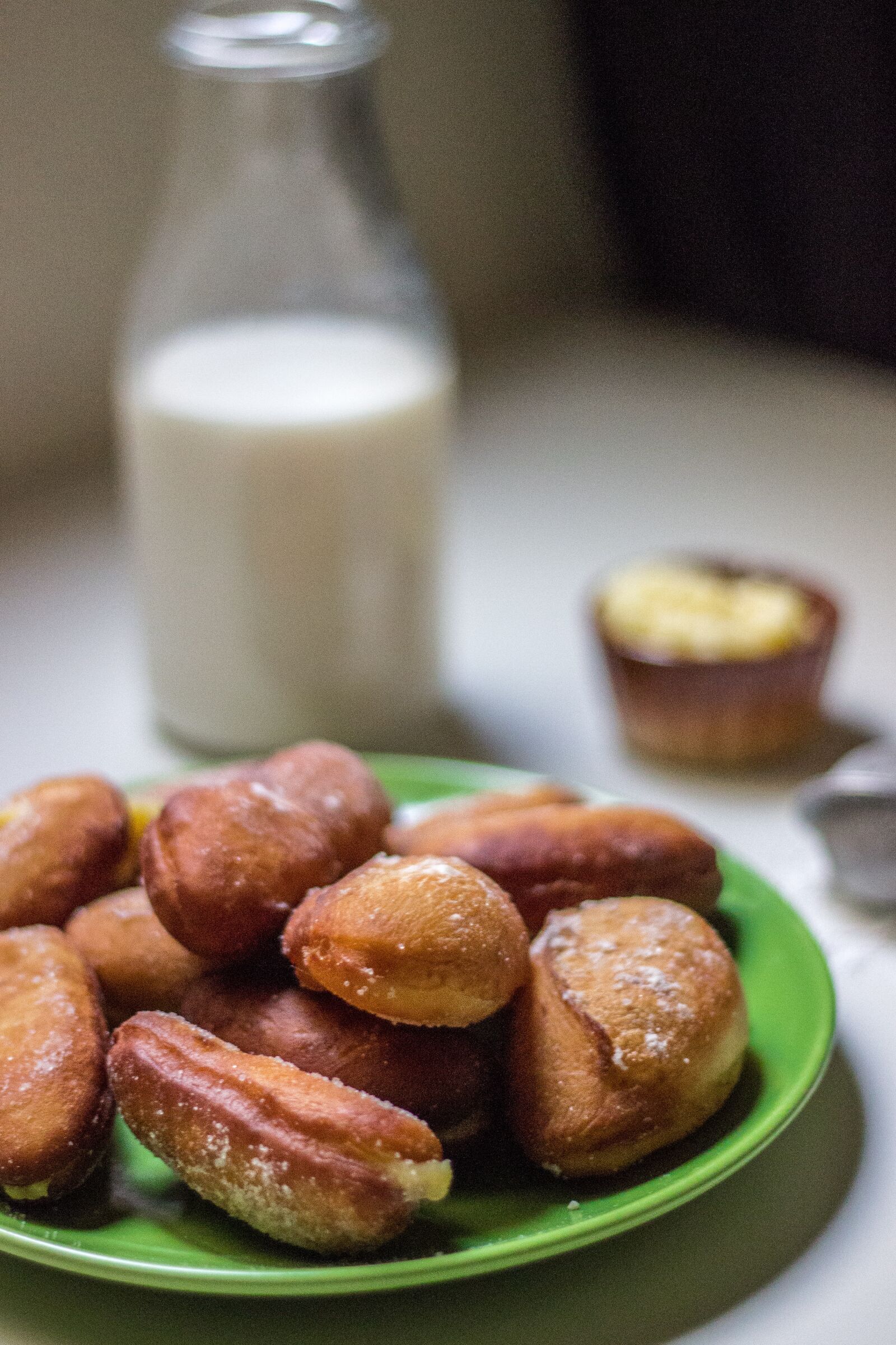 Canon EOS 600D (Rebel EOS T3i / EOS Kiss X5) + Canon EF 50mm F1.8 II sample photo. Bun, milk, butter photography