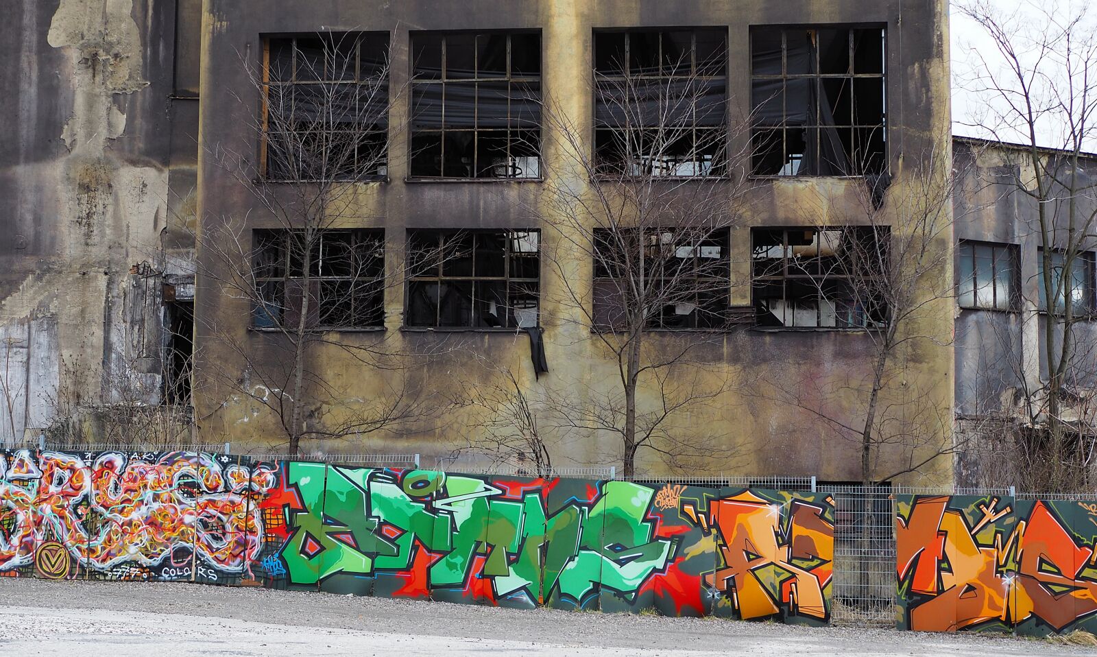 Olympus OM-D E-M10 II + LUMIX G 25/F1.7 sample photo. Ostrava, please don't area photography