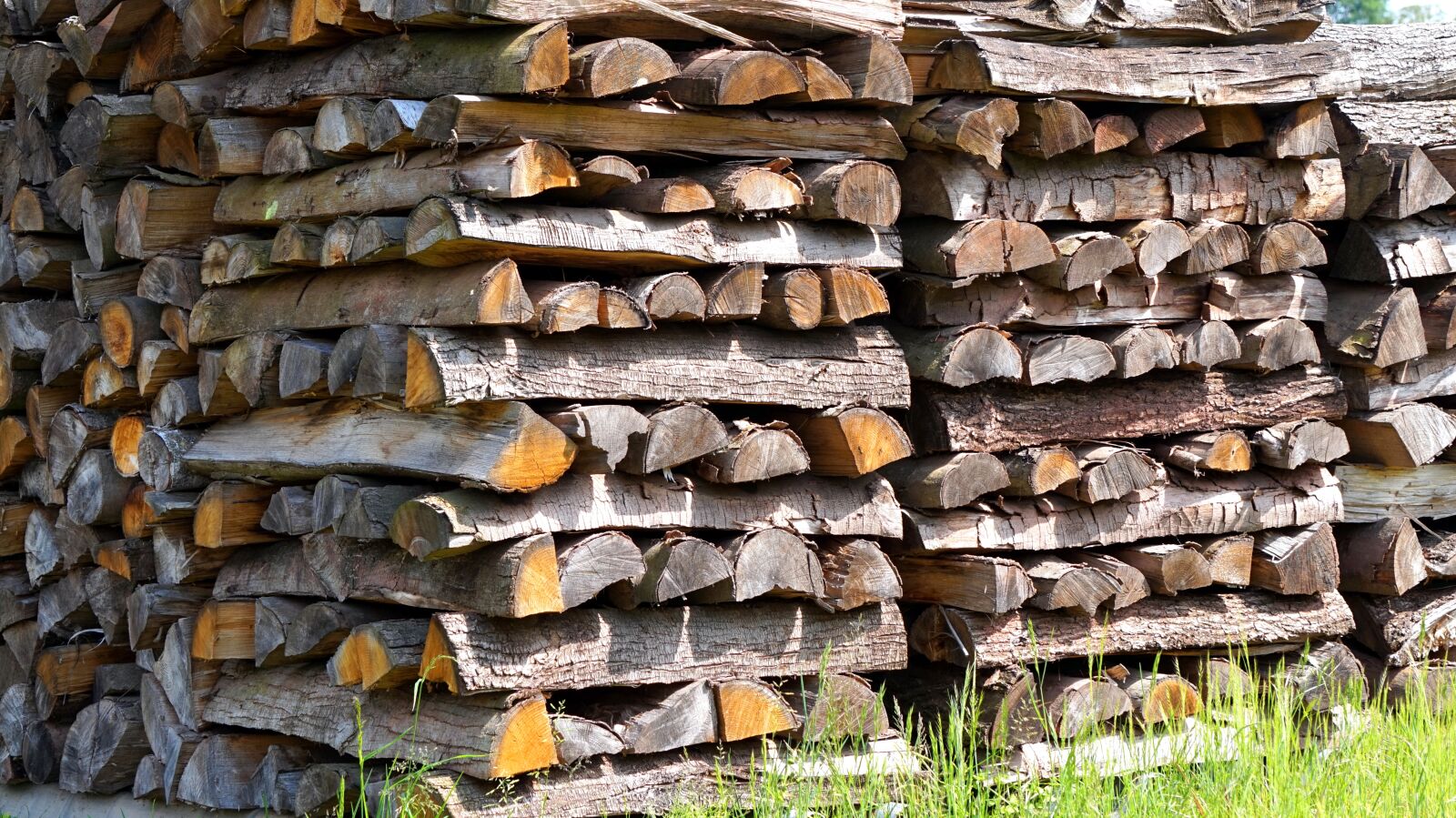 Sony Alpha a5000 (ILCE 5000) + Sony E 55-210mm F4.5-6.3 OSS sample photo. Firewood, wood, holzstapel photography