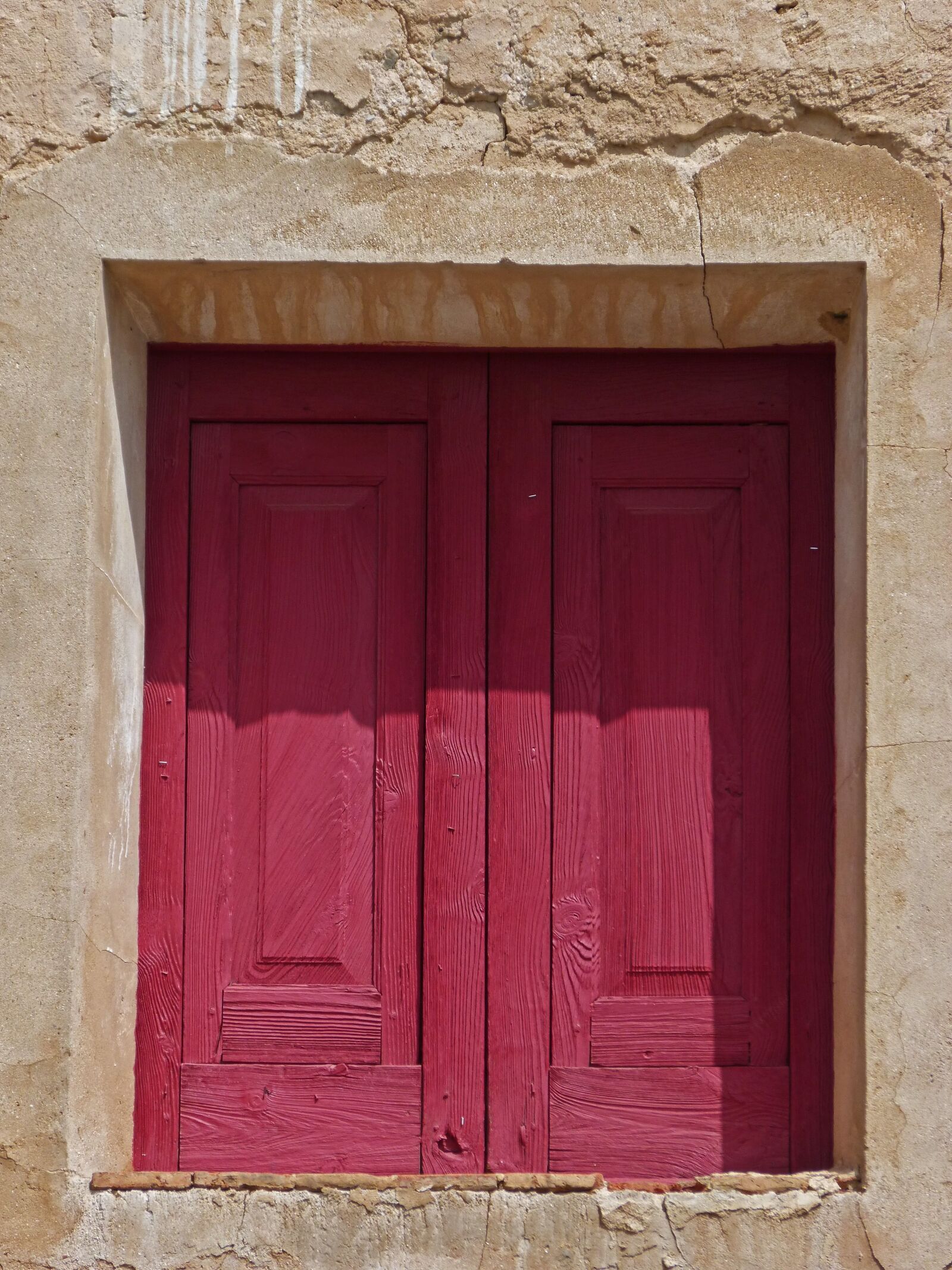 Panasonic DMC-FZ62 sample photo. Window, red, wood photography