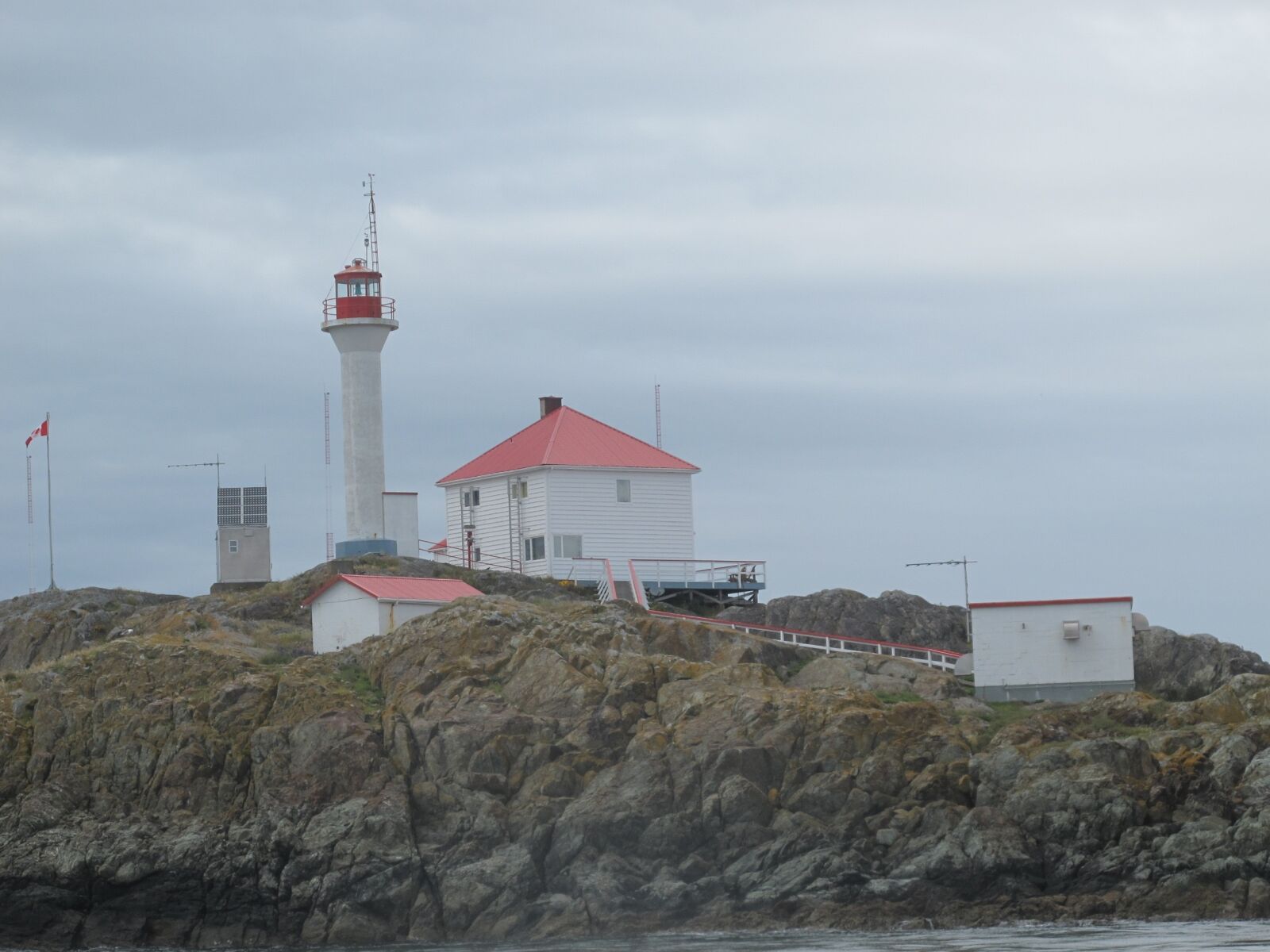 Canon PowerShot G11 sample photo. Lighthouse, rock, coast photography