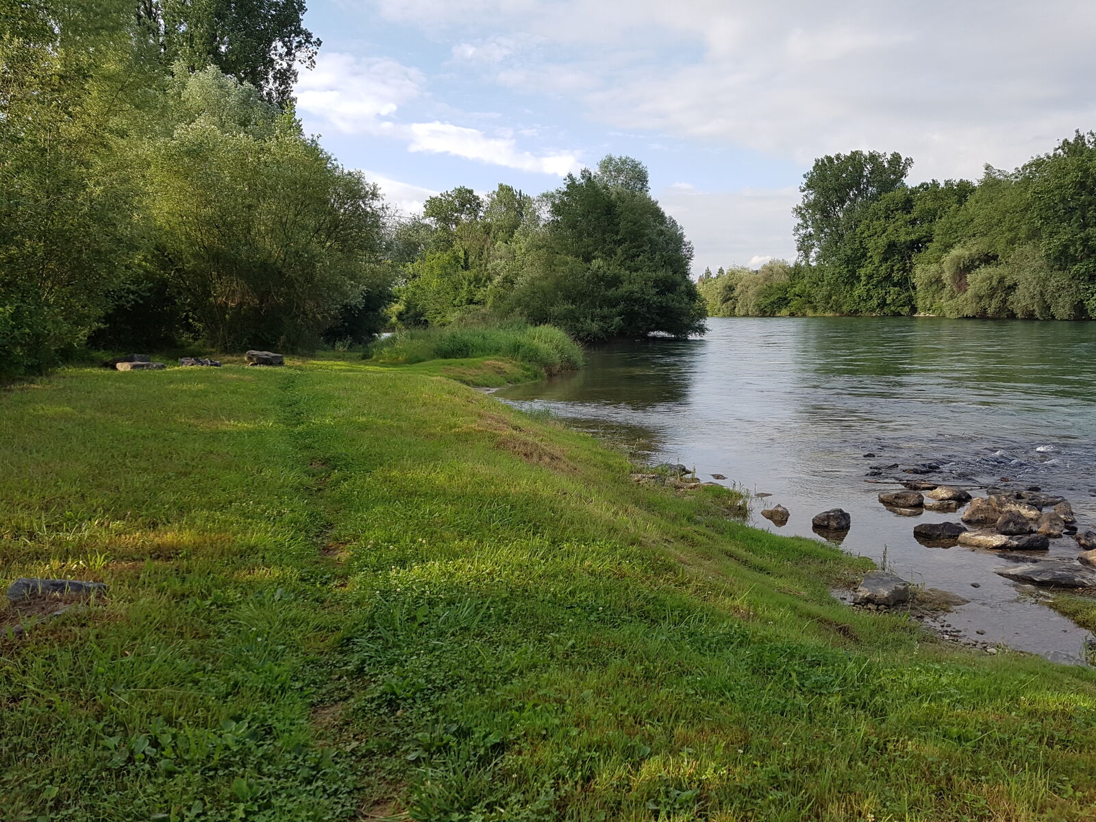 Samsung Galaxy S7 Edge sample photo. Grass, river, shore, water photography