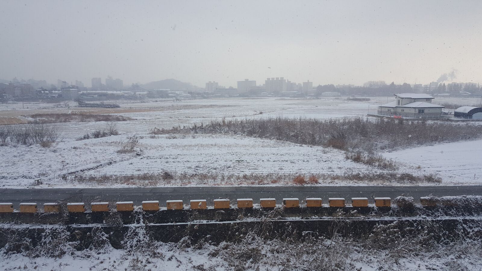 Samsung Galaxy Note5 sample photo. Snow, river, city photography