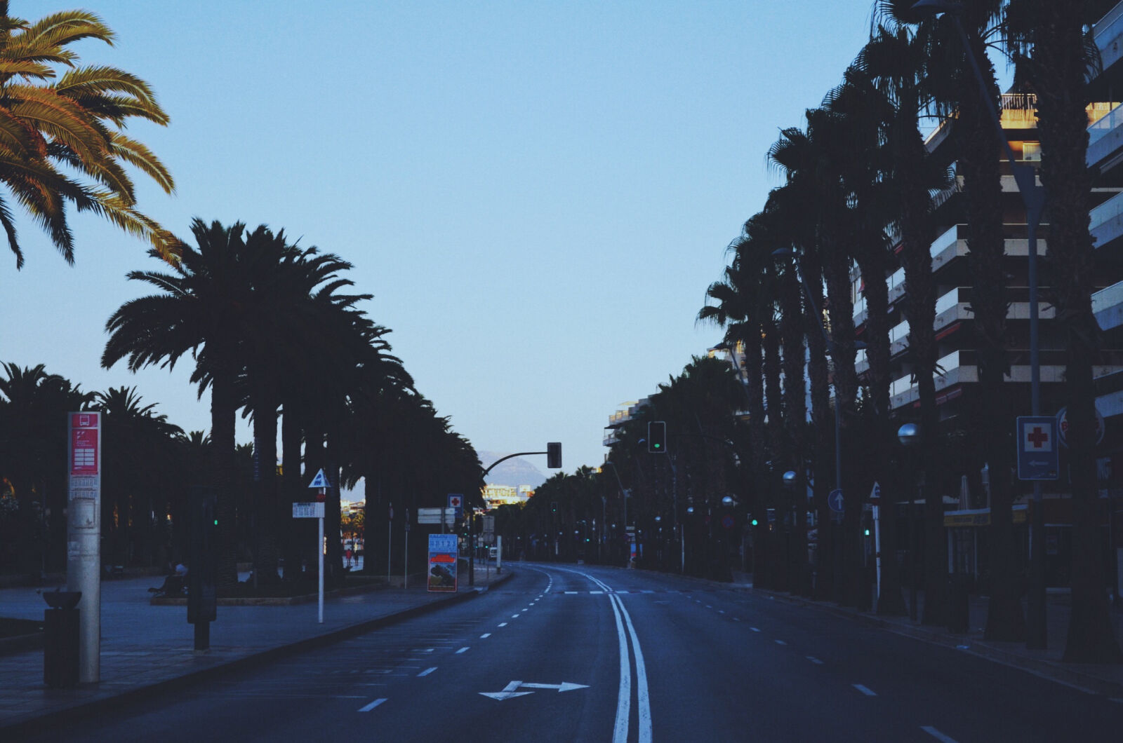 Nikon D5100 sample photo. Car, cars, hotel, morning photography