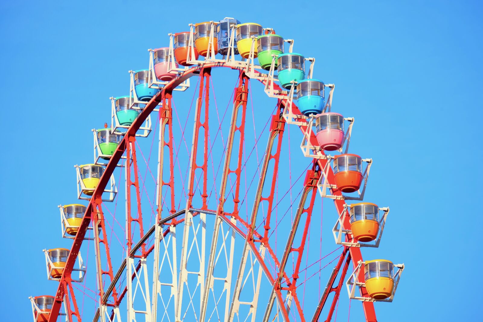 Fujifilm XF 55-200mm F3.5-4.8 R LM OIS sample photo. Ferries wheel, colorful, city photography