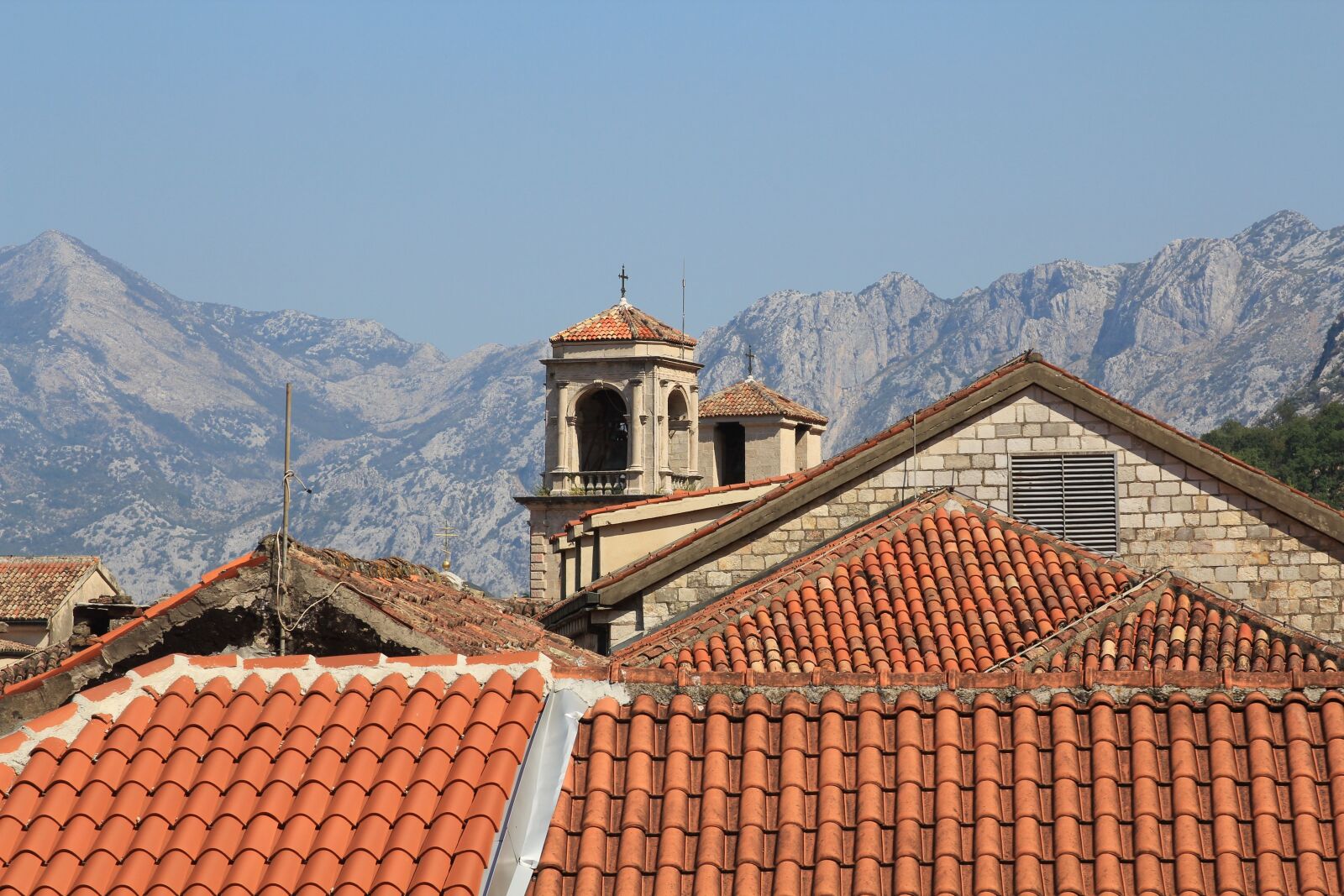 Canon EOS 550D (EOS Rebel T2i / EOS Kiss X4) sample photo. Roof tile, kotor, montenegro photography