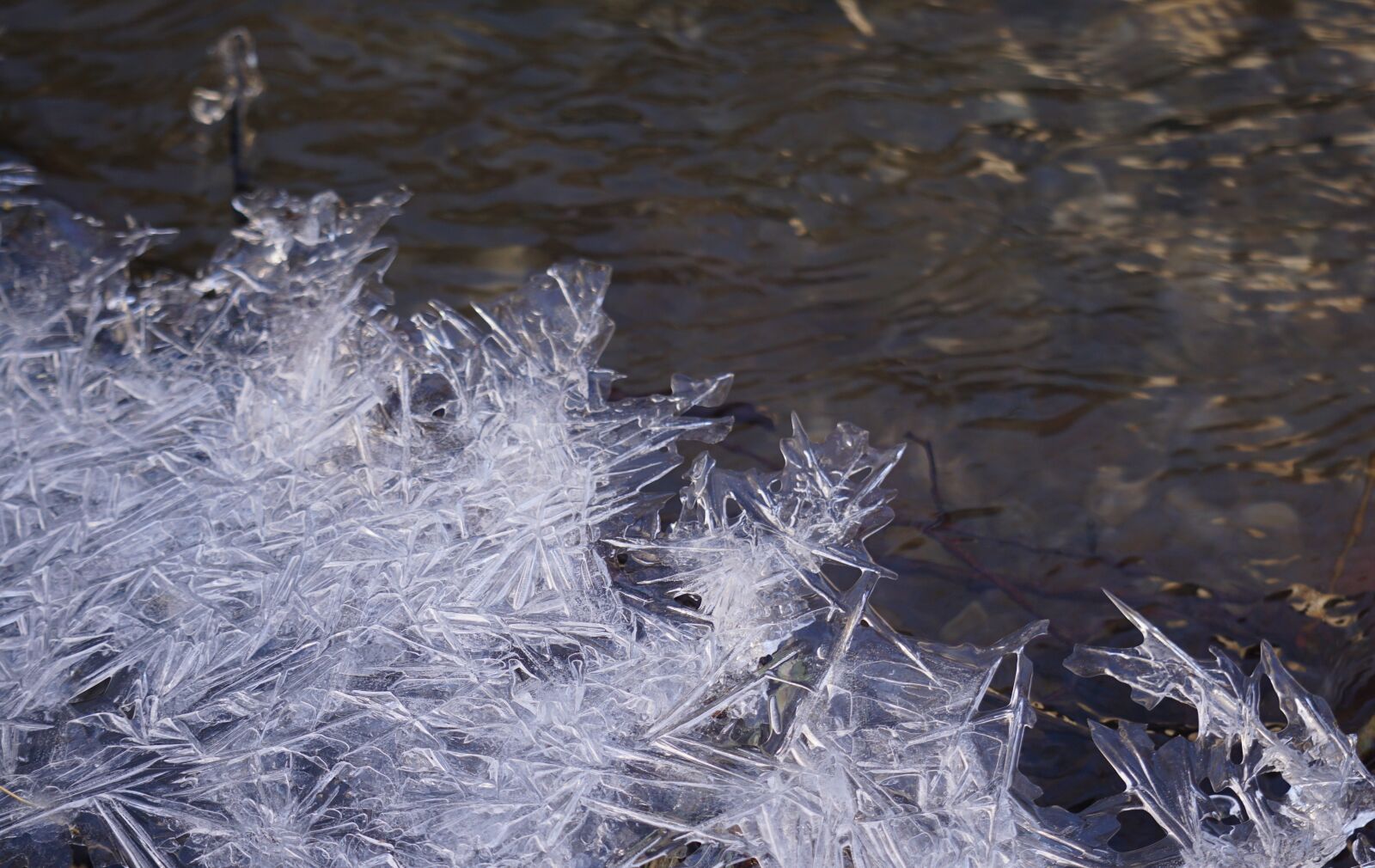 Эффект заморозки. Кристаллизационная вода. Замороженная река. Кристаллы льда.