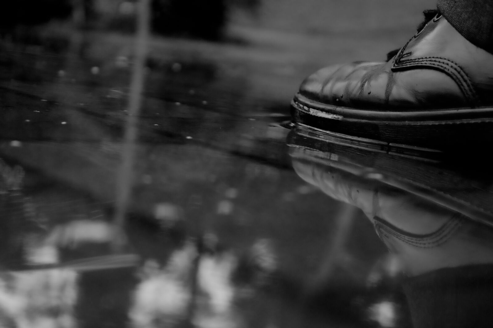 Canon EOS 2000D (EOS Rebel T7 / EOS Kiss X90 / EOS 1500D) sample photo. Water, shoes, puddles photography