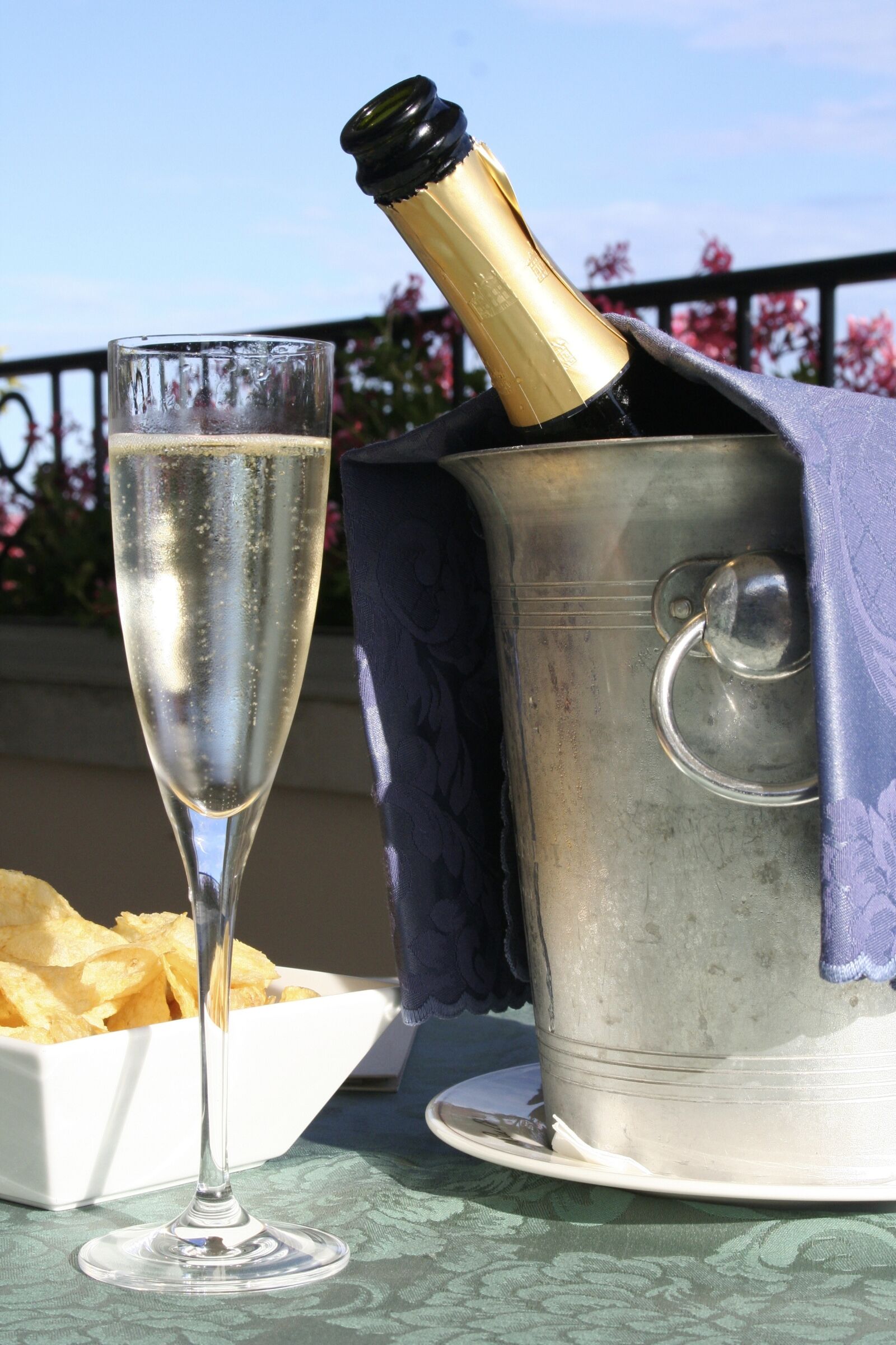 Canon EOS 350D (EOS Digital Rebel XT / EOS Kiss Digital N) sample photo. Champagne, glass, crisps photography