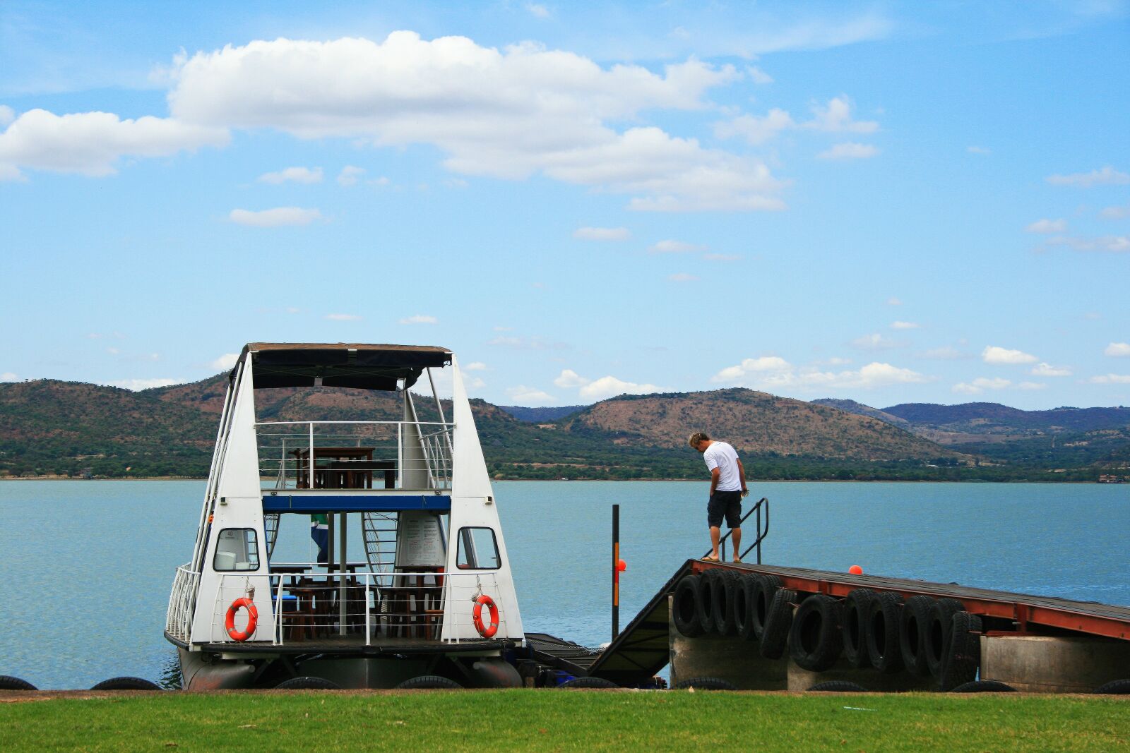 Canon EOS 400D (EOS Digital Rebel XTi / EOS Kiss Digital X) sample photo. Cruise vessel on dam photography