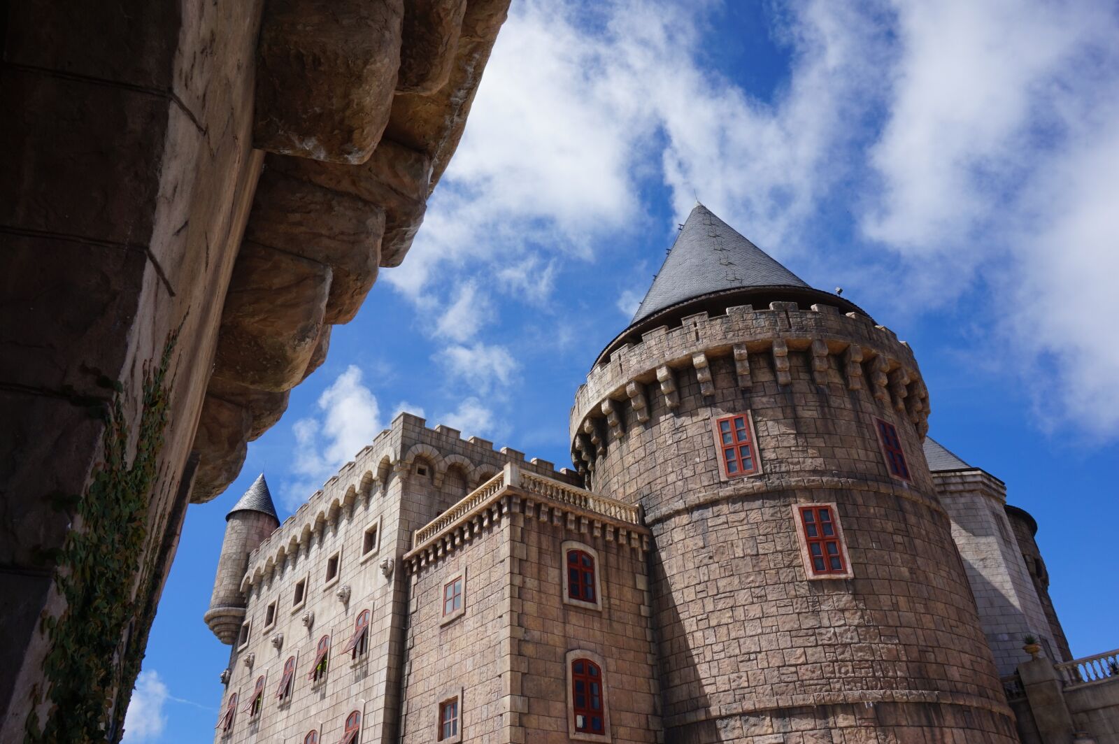 Sony E 16-50mm F3.5-5.6 PZ OSS sample photo. Castle, amusement park, vietnamese photography