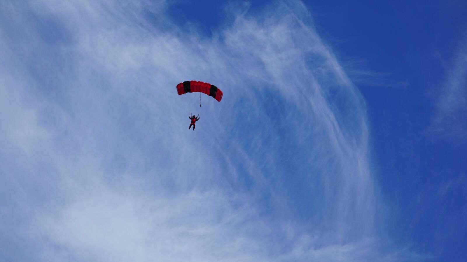 Sony E 70-350mm F4.5-6.3 G OSS sample photo. Parachutist, parachute, sky photography