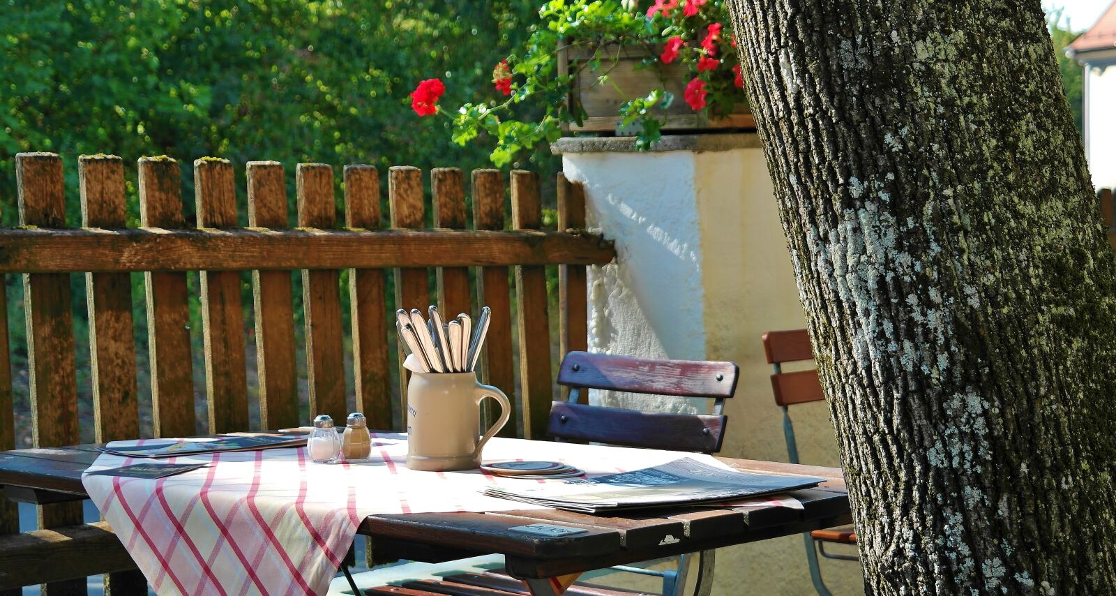 Samsung NX20 sample photo. Beer garden, chairs, dining photography