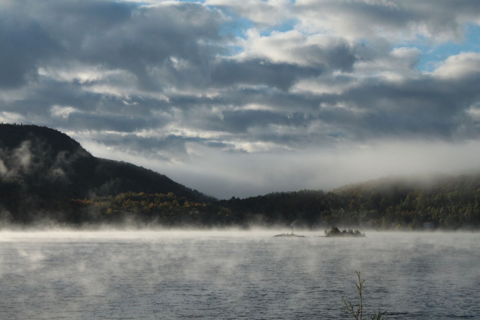 Canon EOS 500D (EOS Rebel T1i / EOS Kiss X3) sample photo. Fog, lake, nature photography