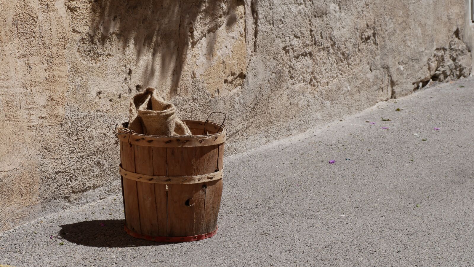 Panasonic Lumix DMC-GX85 (Lumix DMC-GX80 / Lumix DMC-GX7 Mark II) sample photo. Bucket, vintage, wooden bucket photography