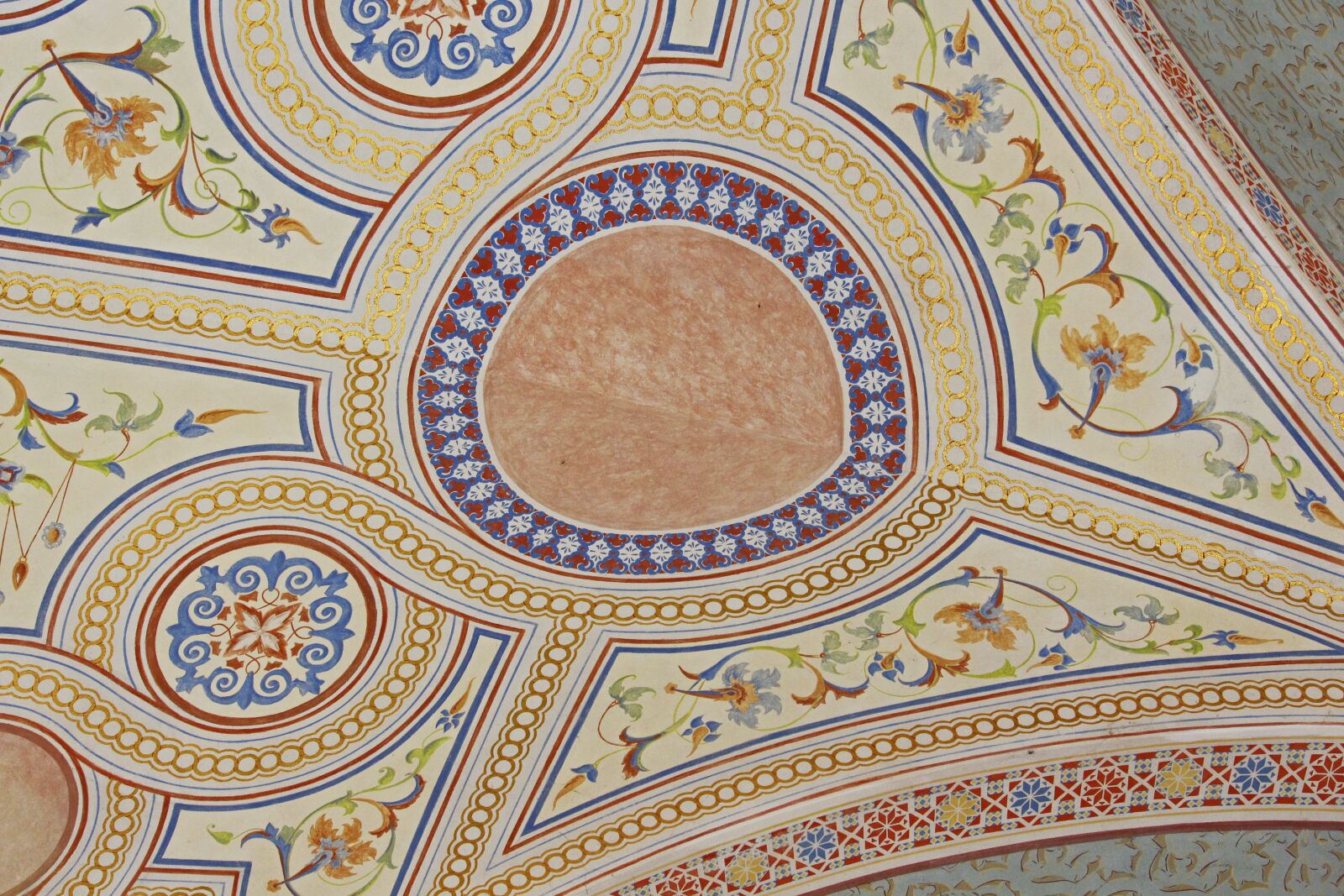Canon EF-S 55-250mm F4-5.6 IS STM sample photo. Cover painting, mural, belvedere photography