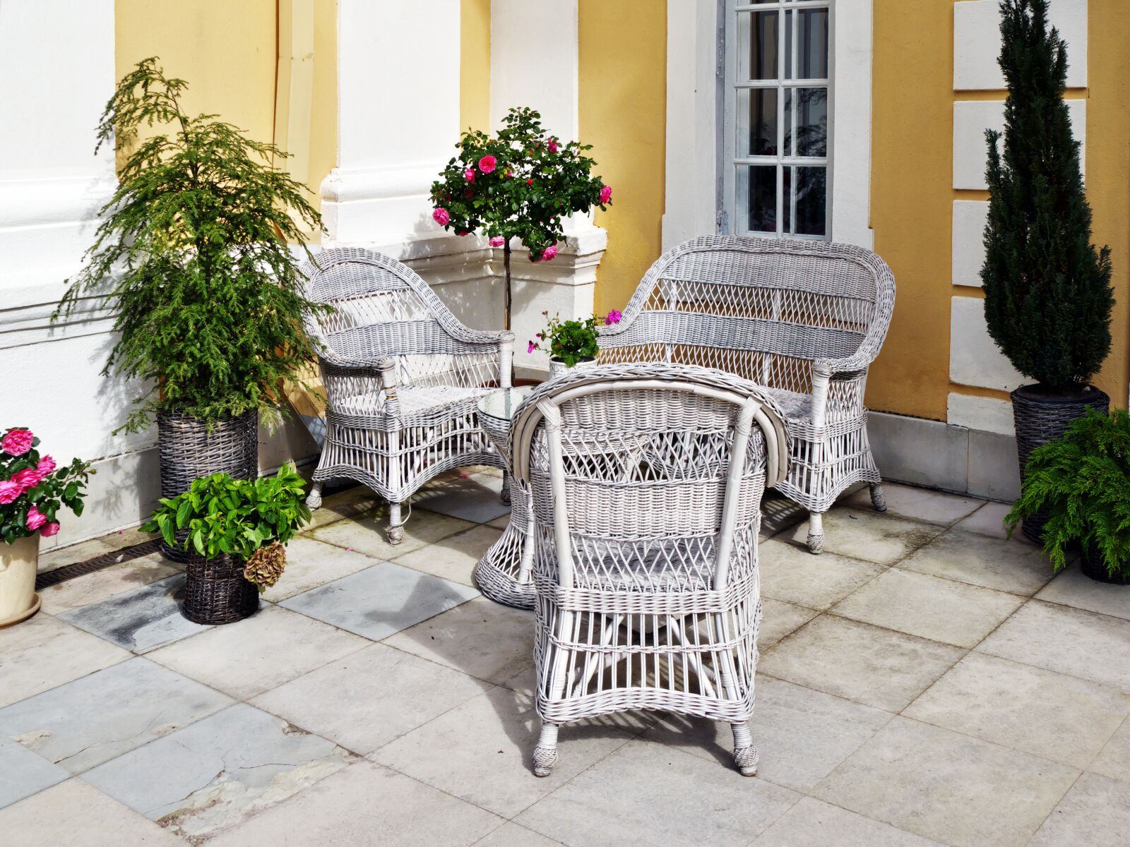 Panasonic Lumix DMC-FZ1000 sample photo. Wicker furniture, seating area photography