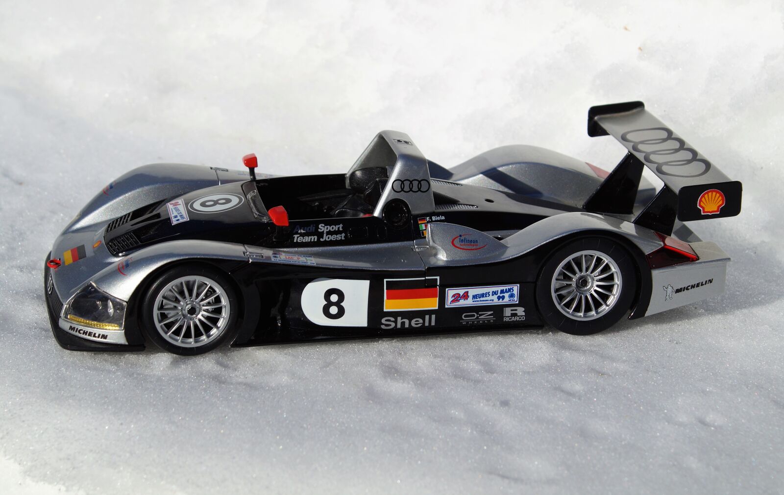 Sony DT 18-70mm F3.5-5.6 sample photo. Model car, audi, r8r photography