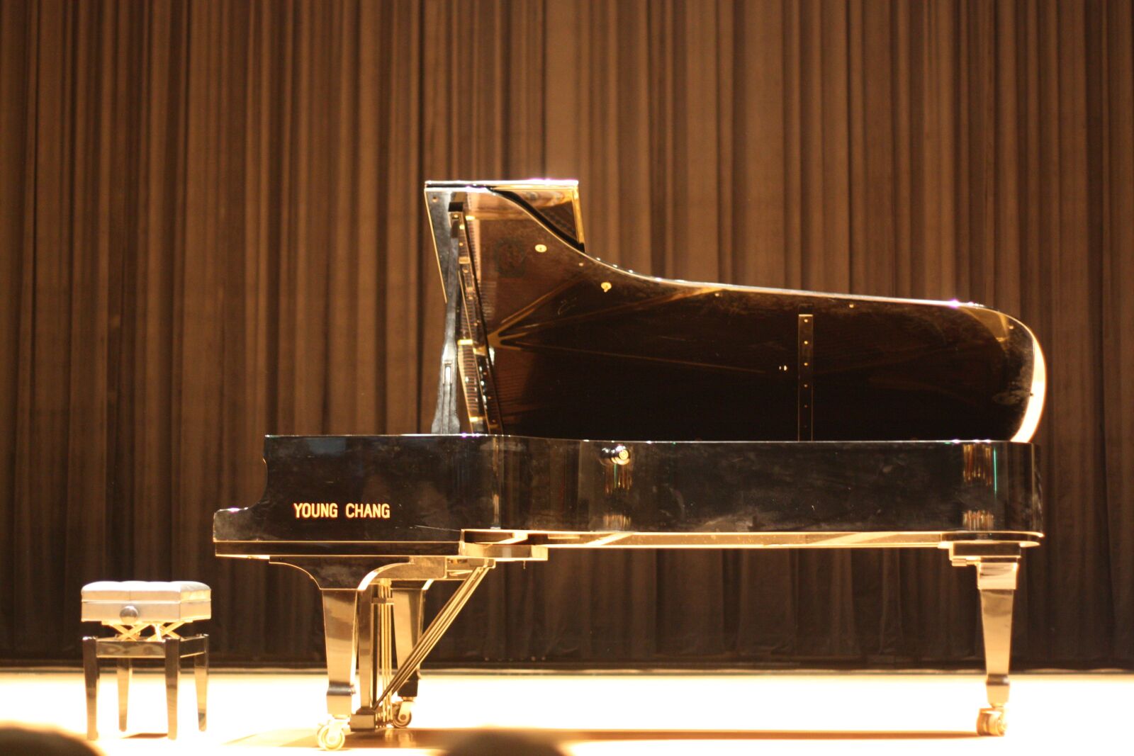 Canon EOS 450D (EOS Rebel XSi / EOS Kiss X2) sample photo. Piano, concours, stage photography