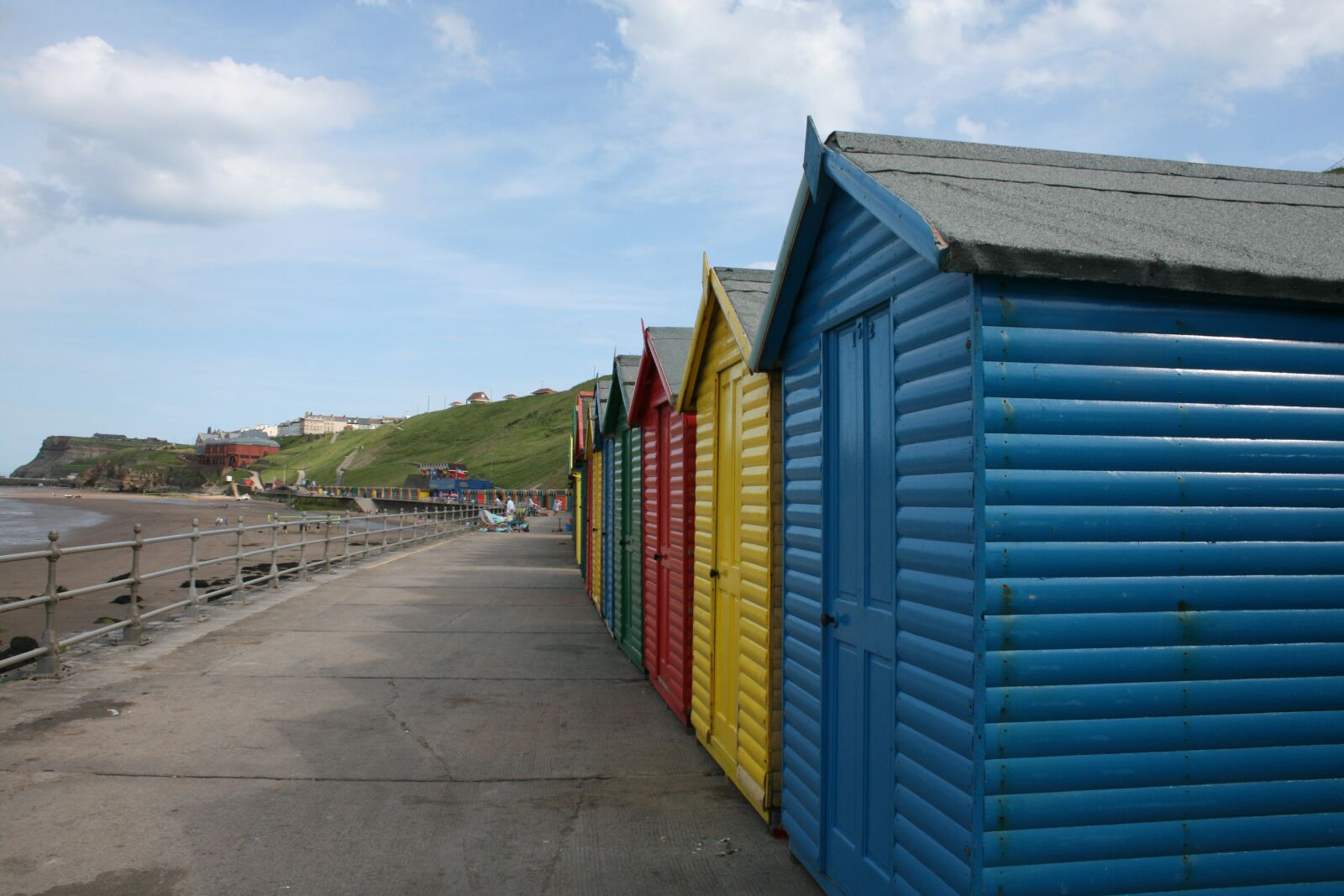 Canon EOS 400D (EOS Digital Rebel XTi / EOS Kiss Digital X) sample photo. Whitby, beach, beach huts photography