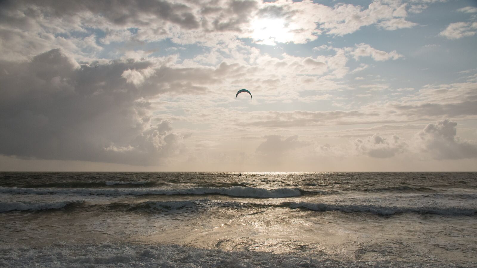 Panasonic Lumix DC-GH5 sample photo. Ocean, kite surfing, wave photography