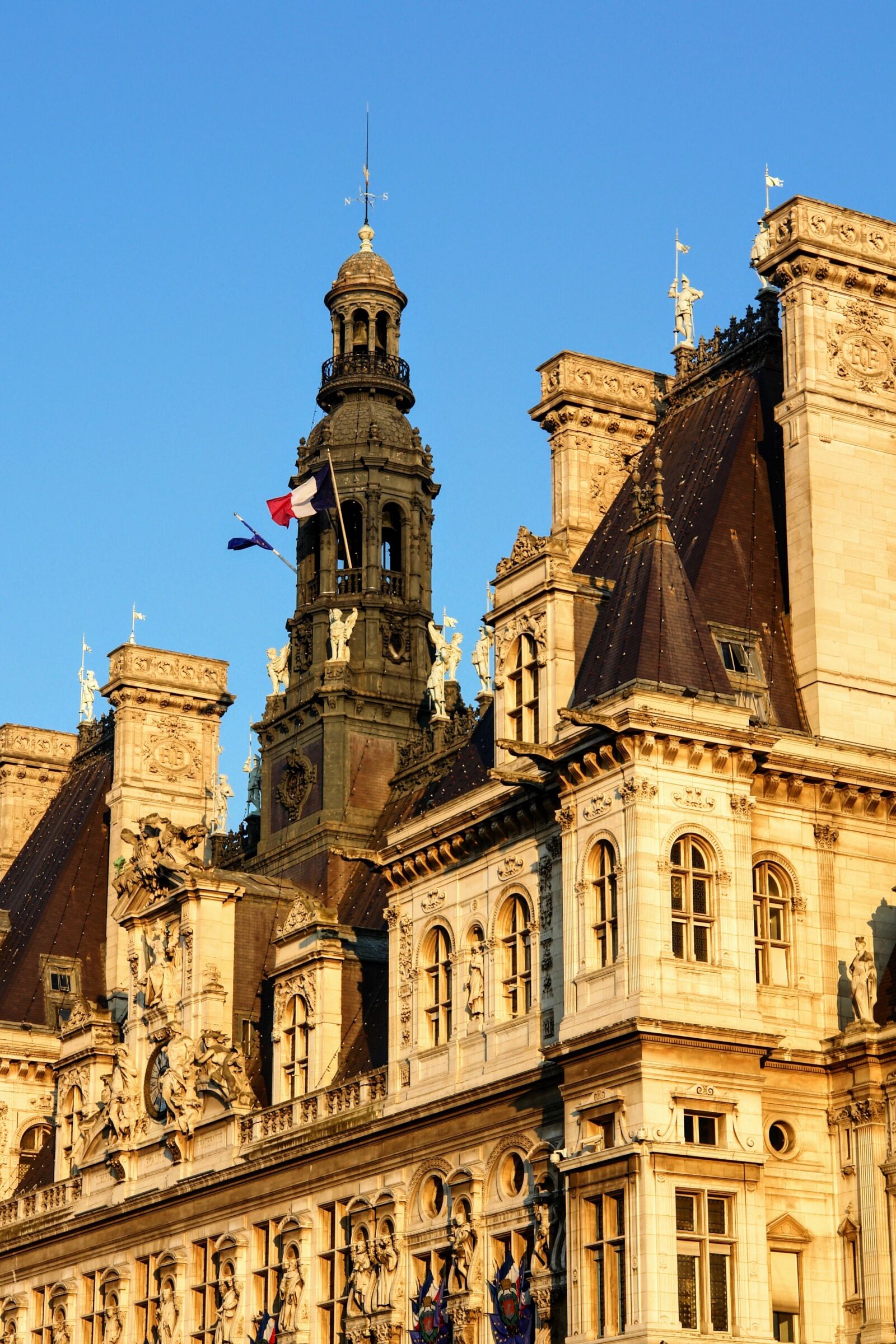 Sony DSC-R1 sample photo. Paris, facade, architecture photography