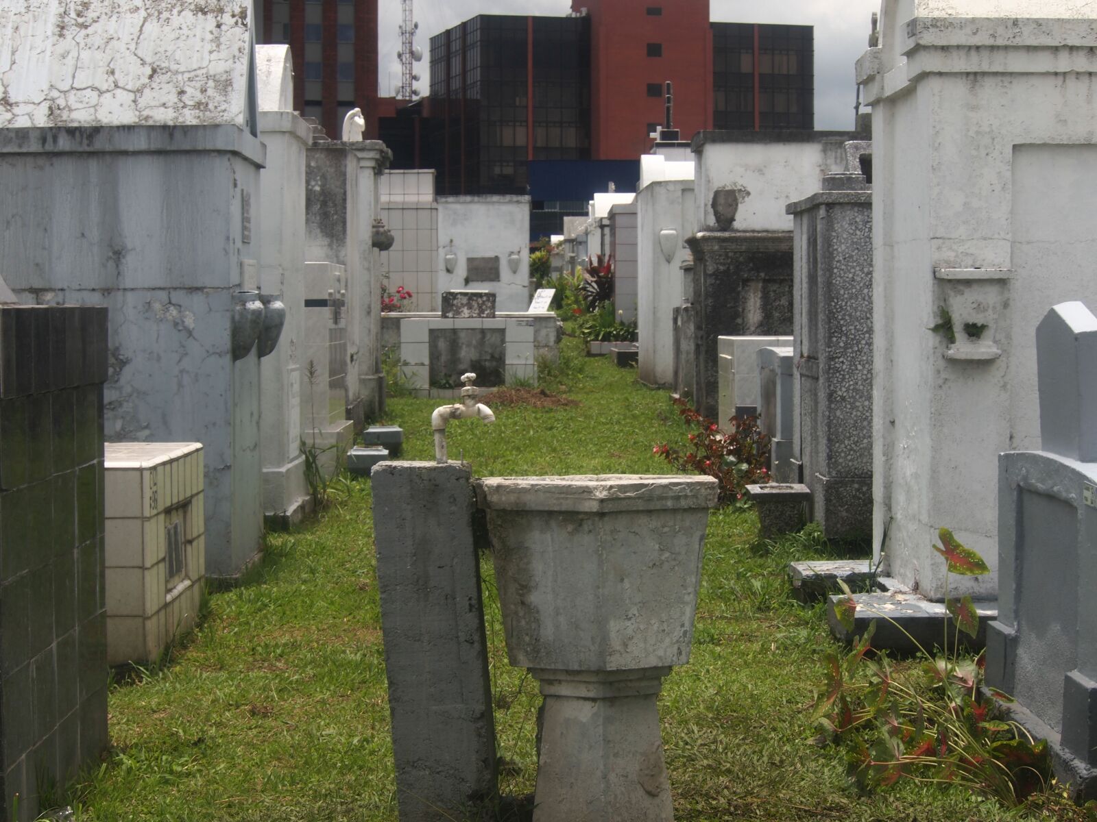 Olympus PEN E-PL1 sample photo. Cemetery, vault, death photography