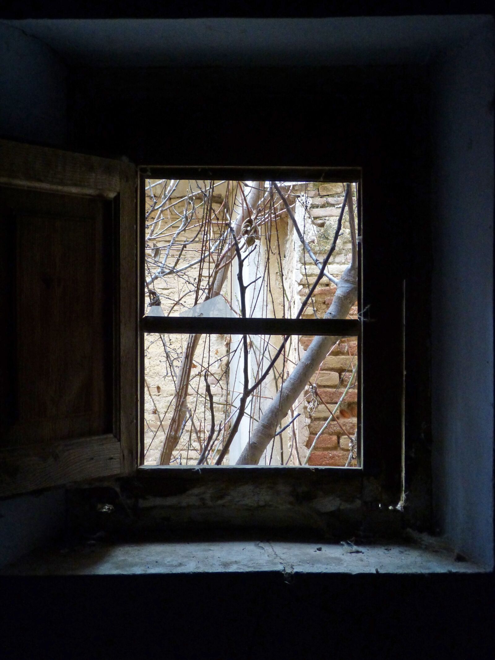 Panasonic DMC-FZ62 sample photo. Window, abandoned, symbol photography