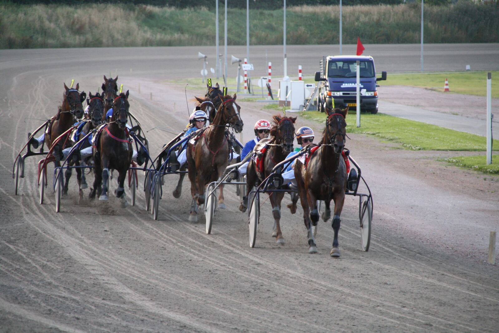 Canon EOS 1000D (EOS Digital Rebel XS / EOS Kiss F) sample photo. Race, trotters, trotting track photography