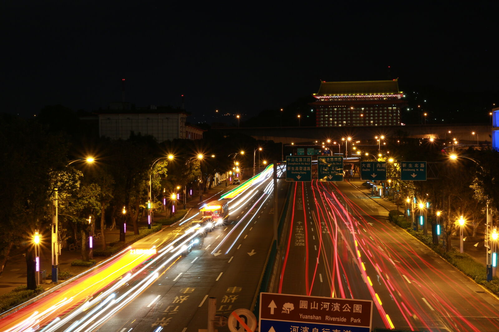 Canon EOS M sample photo. Light, trails, on, city photography