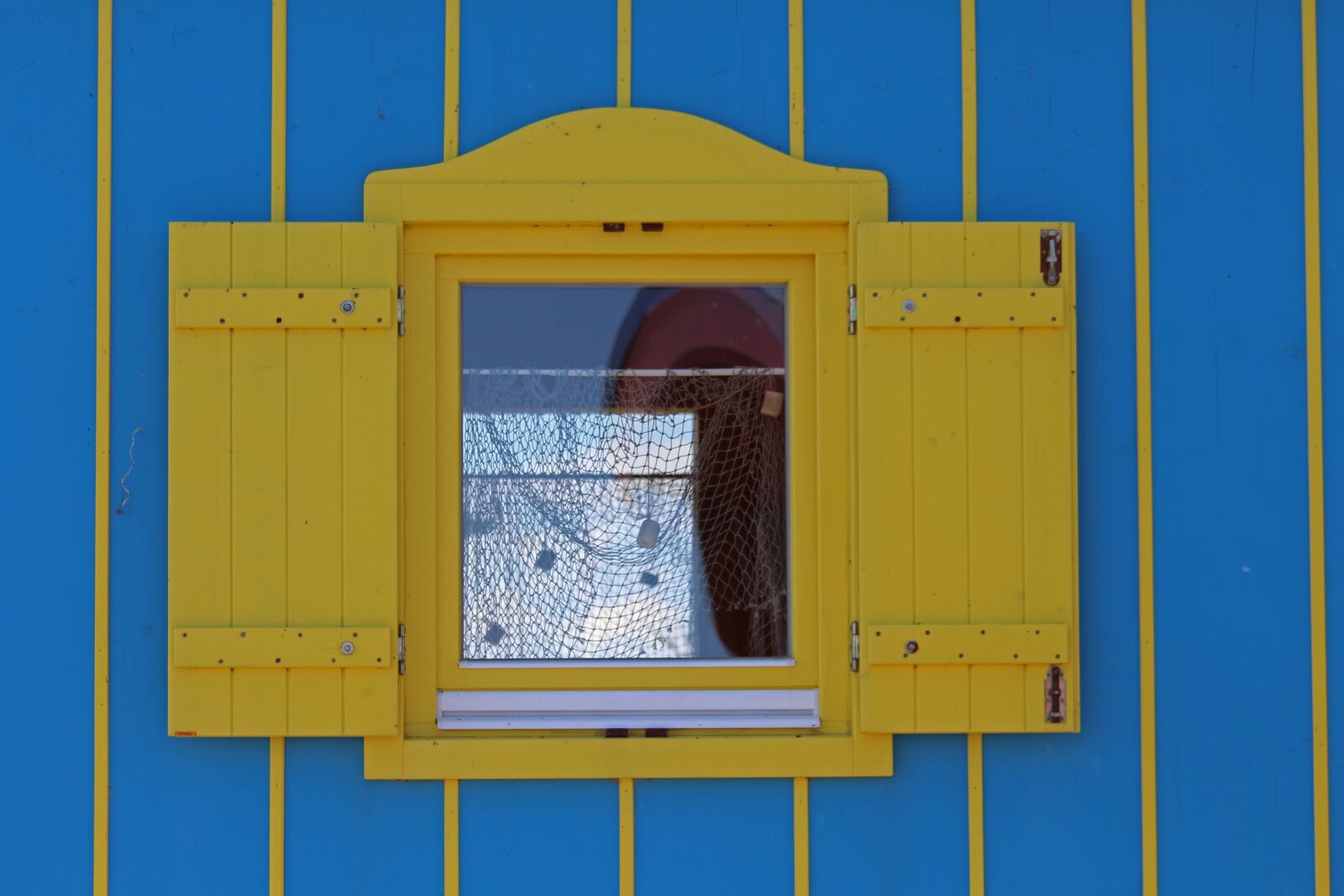 Canon EF-S 55-250mm F4-5.6 IS STM sample photo. Wooden windows, caravan window photography