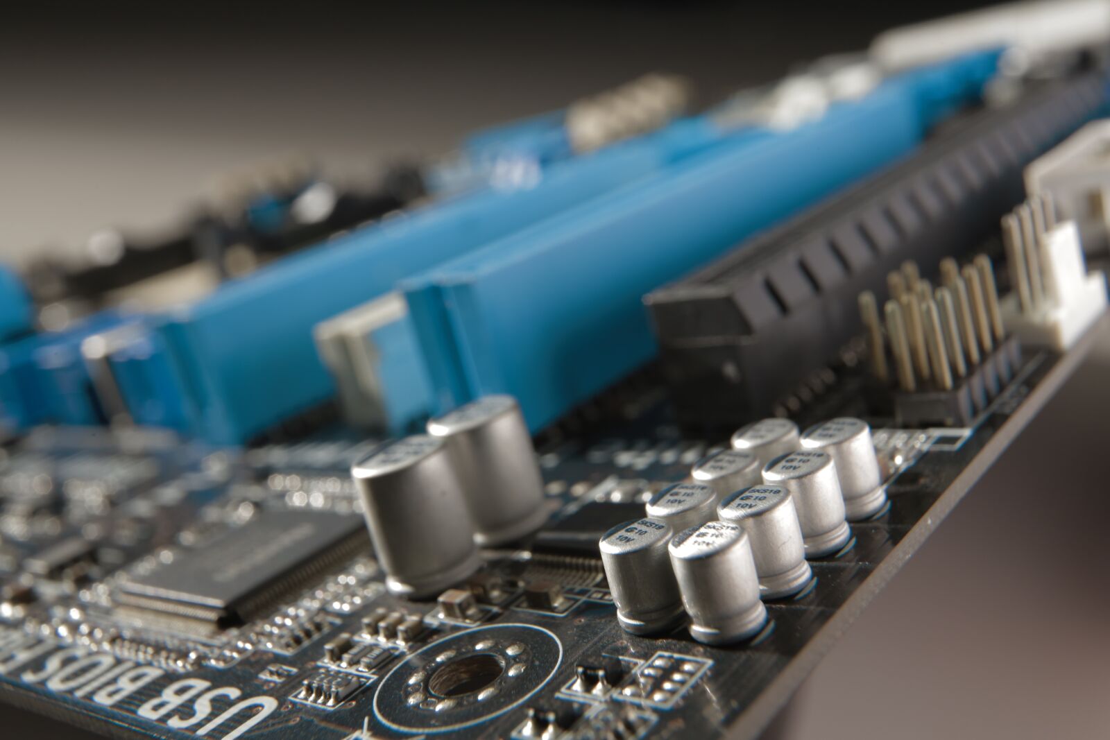 Canon EF 16-35mm F2.8L II USM sample photo. The circuit board, components photography