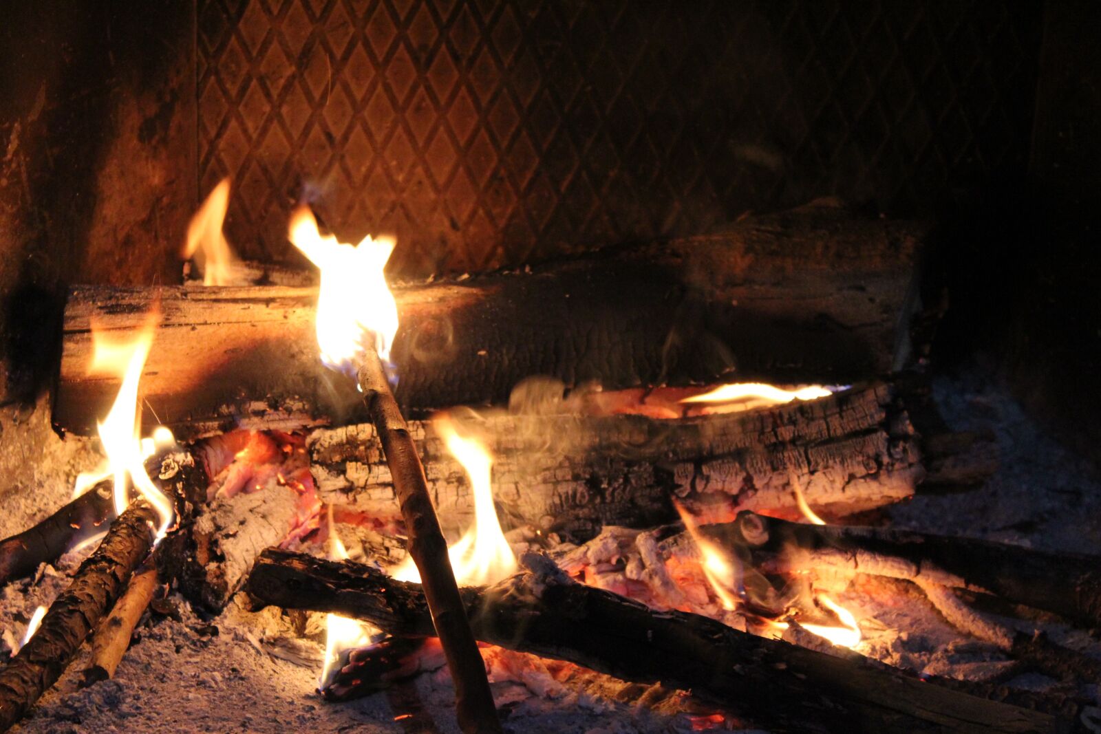 Canon EOS 4000D (EOS Rebel T100 / EOS 3000D) sample photo. Heat, fireplace, home photography