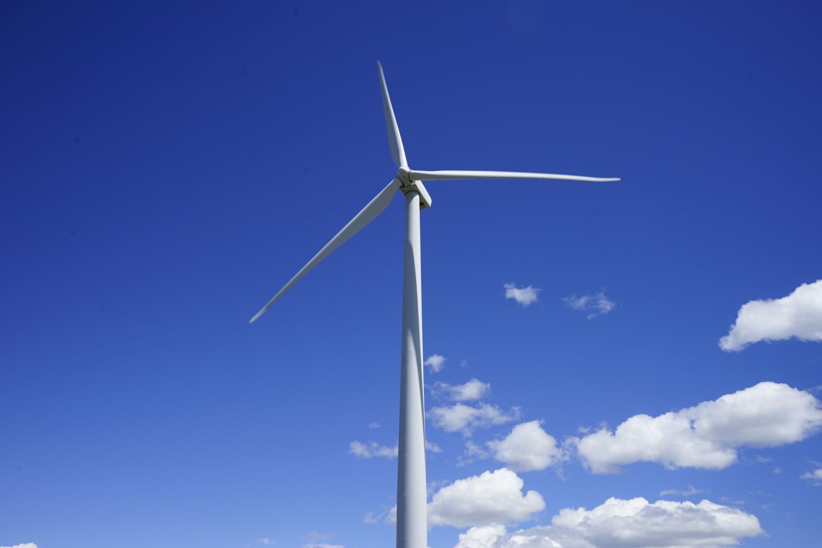 Sony a7 II + Sony FE 28-70mm F3.5-5.6 OSS sample photo. Judith gap montana, windmill photography