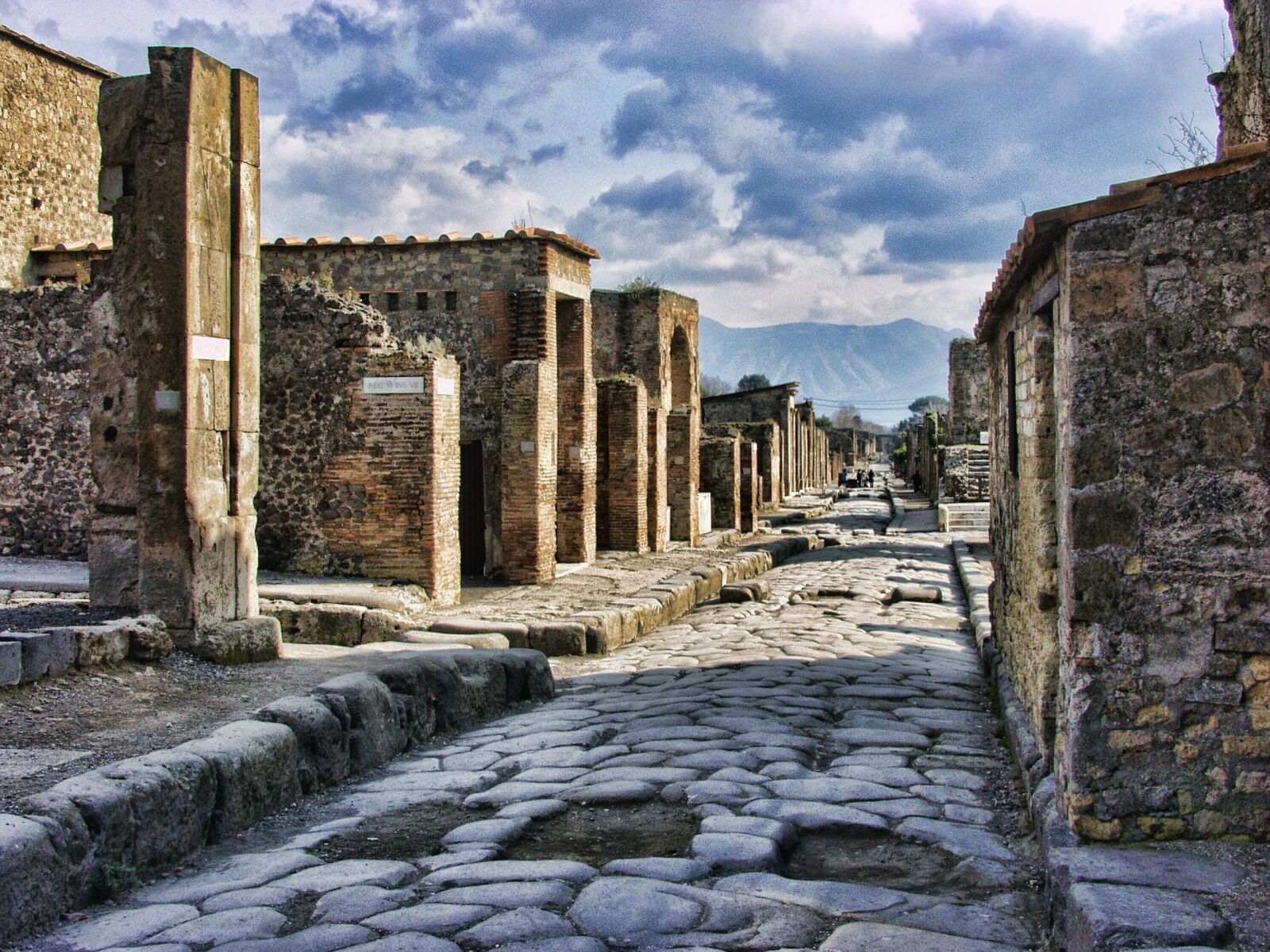 Olympus E-10 sample photo. Pompeii, italy, roman photography