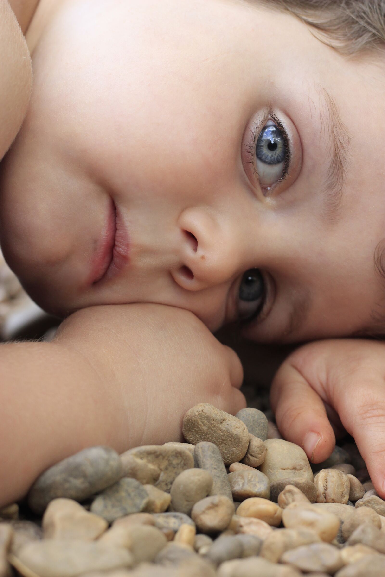 Canon EF 50mm F1.8 STM sample photo. Child, blue eyes, stones photography