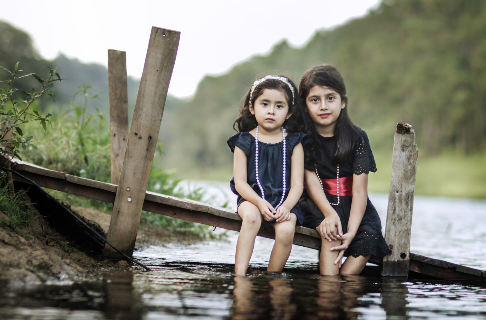 Canon YN85mm f/1.8 DCM sample photo. Spring, sisters, hug photography