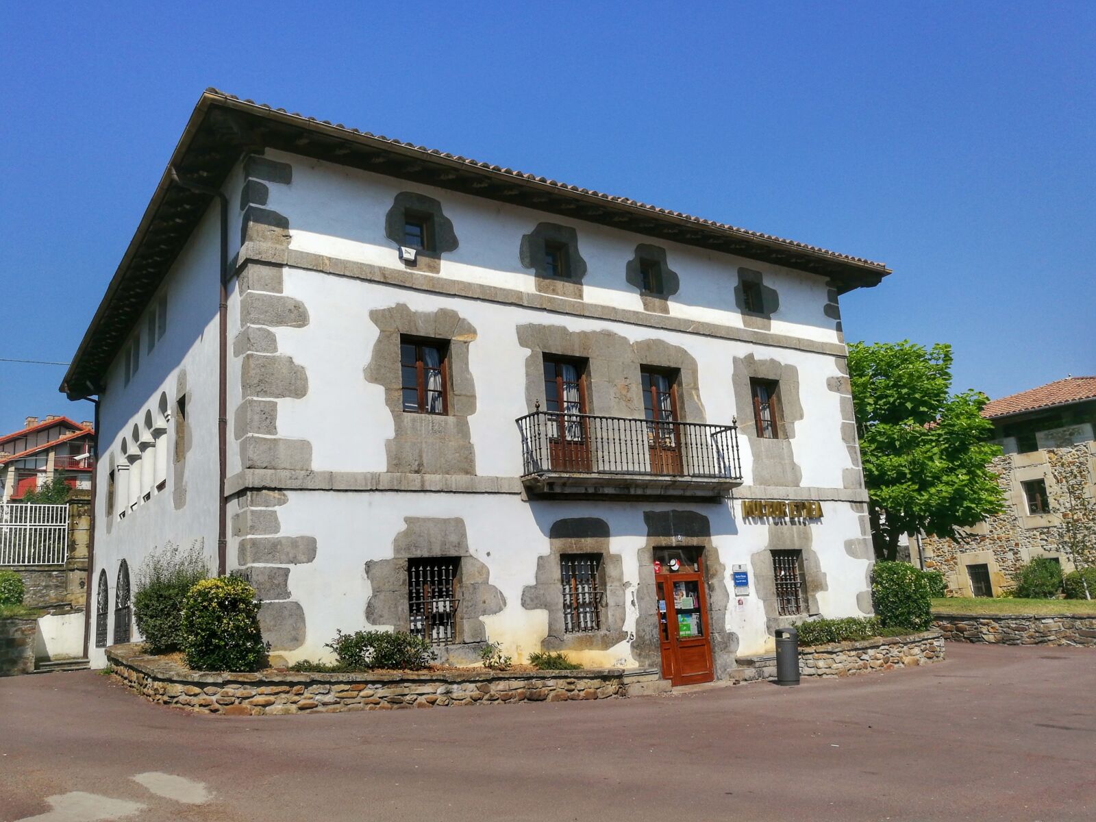 HUAWEI P9 sample photo. Architecture, facade, house photography